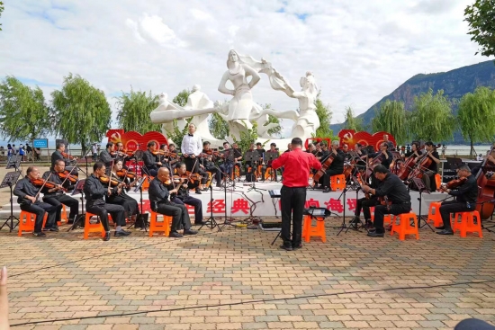 滇池海埂公园携“华韵交响乐团”奏响红色乐章