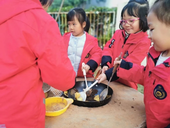 相信儿童，发现儿童，成就儿童―湖南省学前教育学会区域活动课题组入园观摩研讨活动