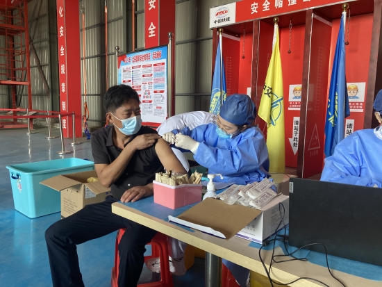中铁十一局鹤港二期项目集中接种新冠疫苗第三针