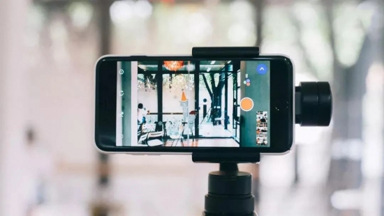 手机搭配支架，拍摄短视频很简单？