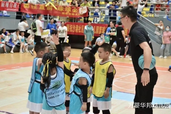 万婴华邦幼儿园：小篮球、大梦想，健康快乐你最棒！