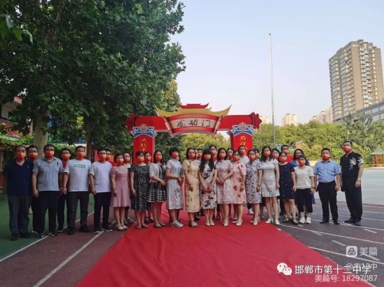 邯鄲市第十二中學組織初三畢業生走“成功門”送考活動