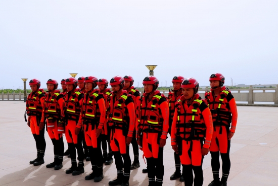 阿克苏市森林消防大队立足实战砺精兵严密组织水域救援训练