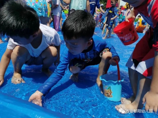 萌童探秘 乐玩一夏――万婴鄱阳幼儿园捉泥鳅活动