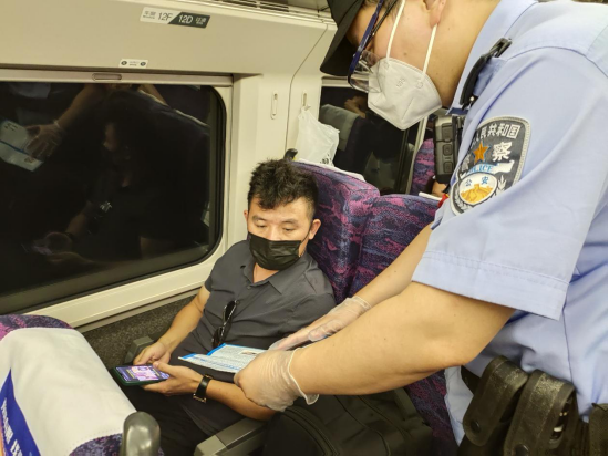 福州乘警支队在列车上开展乘车安全宣传活动