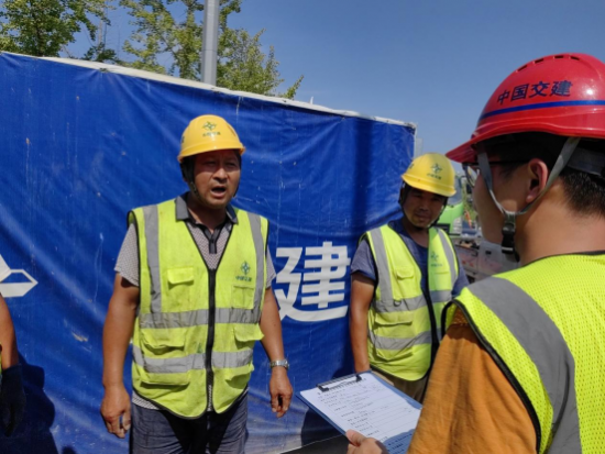 中交一航局一公司第十九项目部完成兴华北路雨水泵站接驳段顶管施工