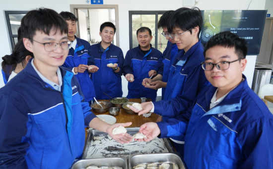 小手拉大手 暖冬饺韵浓