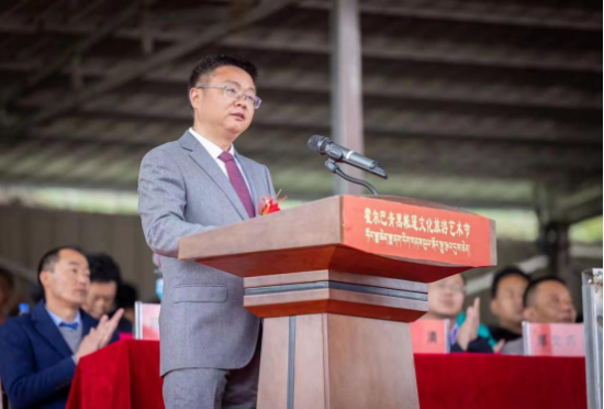 那曲市委常委,巴青县委书记张军为开幕式致辞并宣布2021年霍尔巴青黑