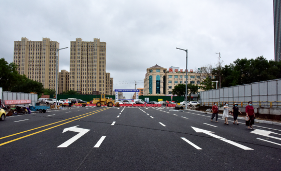 6月30日,莱阳市大寺街道路建设工程正式完工通车,城厢街道南关村村民
